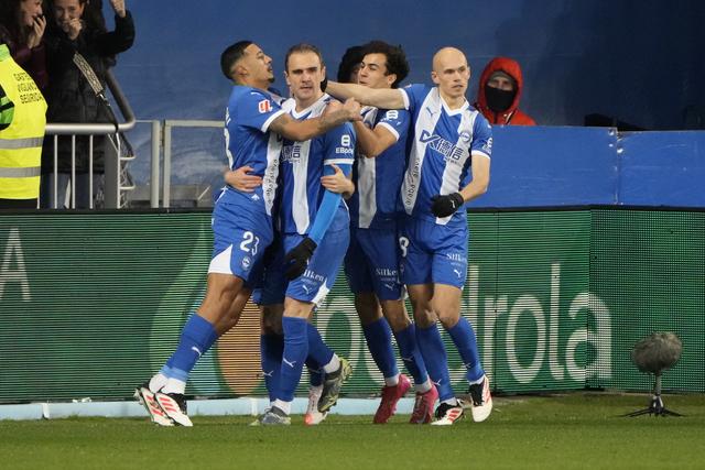 Kike García celebra golo marcado pelo Alavés ao celta com os colegas de equipa