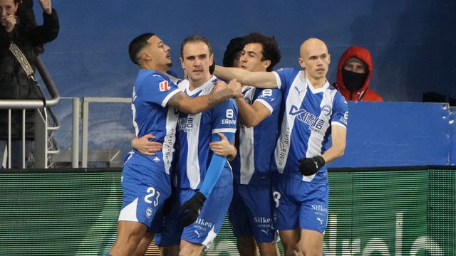 Kike García celebra golo marcado pelo Alavés ao celta com os colegas de equipa