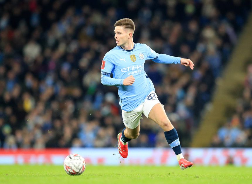 James McAtee em ação pelo Manchester City