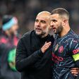 Pep Guardiola abraça Kyle Walker após um jogo de Manchester City