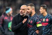 Pep Guardiola abraça Kyle Walker após um jogo de Manchester City