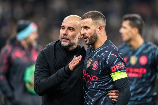 Pep Guardiola abraça Kyle Walker após um jogo de Manchester City
