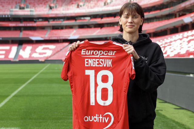 Rakel Engesvik vai vestir a camisola número 18 no Benfica