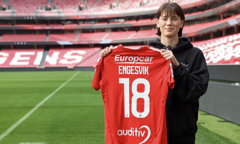 Rakel Engesvik vai vestir a camisola número 18 no Benfica