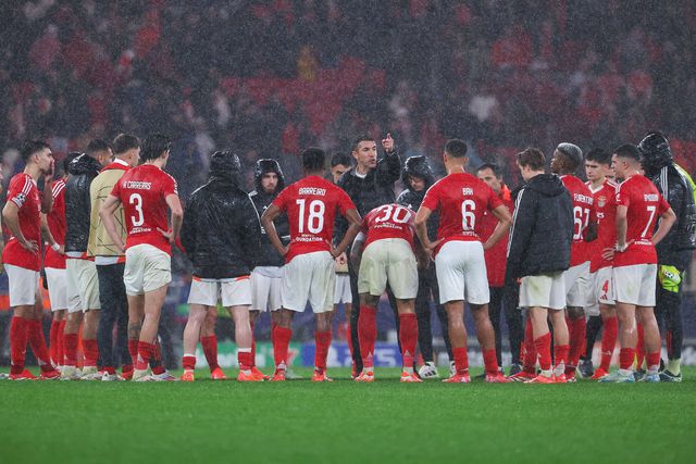 Bruno Lage faz a roda no relvado do Estádio da Luz após jogo com o Barcelona na Liga dos Campeões