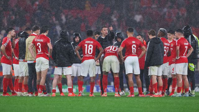 Bruno Lage faz a roda no relvado do Estádio da Luz após jogo com o Barcelona na Liga dos Campeões