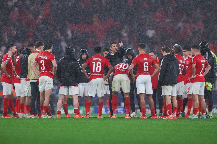 Bruno Lage faz a roda no relvado do Estádio da Luz após jogo com o Barcelona na Liga dos Campeões