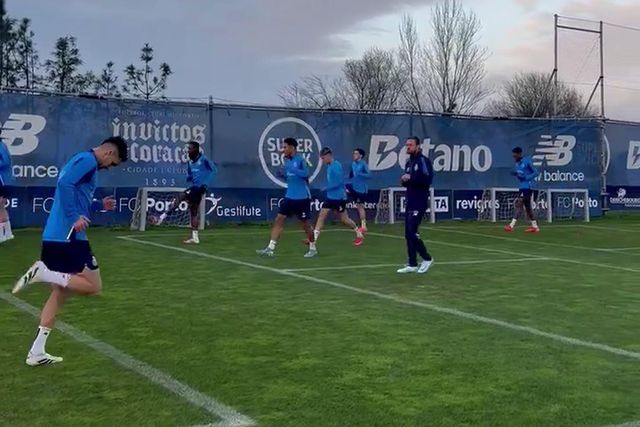 Plantel do FC Porto já treina às ordens de Martín Anselmi (vídeo)