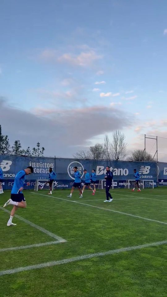 Plantel do FC Porto já treina às ordens de Martín Anselmi (vídeo)