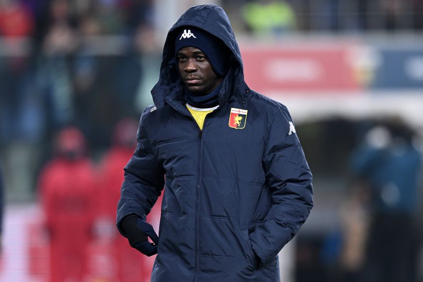 Balotelli com o fato de treino do Génova