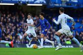 João Félix conduz a bola no jogo entre Chelsea e Aston Villa, em Stamford Bridge
