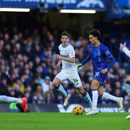 João Félix conduz a bola no jogo entre Chelsea e Aston Villa, em Stamford Bridge