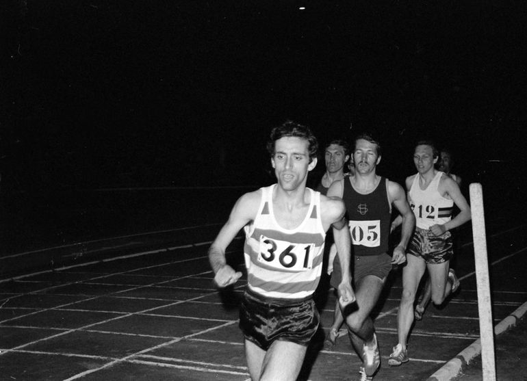 Fernando Mamede na corrida dos 800 metros, com Broberg e Malan (África do Sul), Lewis (Inglaterra), Reygnert (Bélgica) e Fernando Reis (Benfica), durante o Grande Prémio Internacional de Lisboa. Foto datada de Junho de 1971 - Foto: ASF/PRESS PHOTO AGENCY