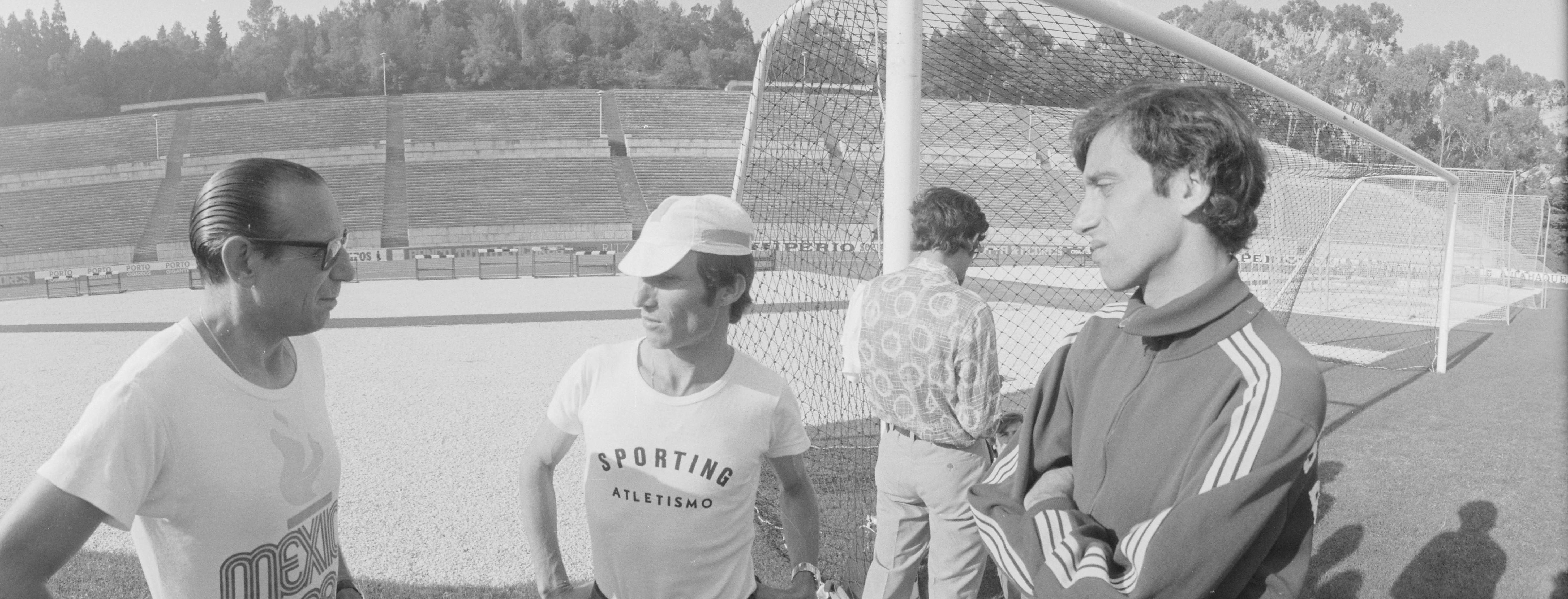 O professor Moniz Pereira com Armando Aldegalega e Fernando Mamede, atletas do Sporting selecionados para os Jogos Olímpicos de Munique 1972, durante um treino no Estádio Nacional, em Lisboa. Foto datada de Agosto de 1972 - Foto: ASF/PRESS PHOTO AGENCY