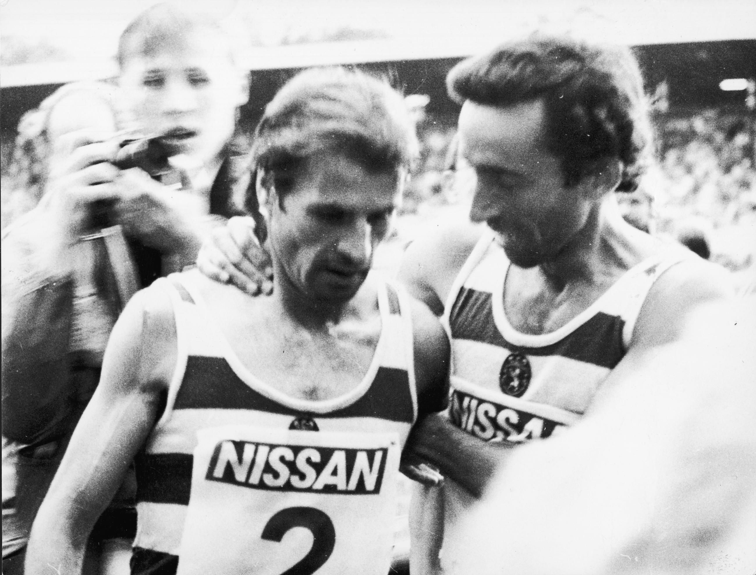 A 'dupla demolidora': os sportinguistas Carlos Lopes e Fernando Mamede, em Estocolmo, depois de Mamede ter feito batido o recorde mundial dos 10 mil metros. Fotografia publicada em 6 de Julho de 1984 - Foto: ASF/PRESS PHOTO AGENCY