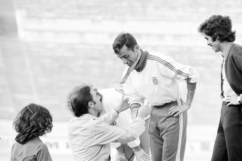 Fernando Mamede no pódio depois de vencer a prova de 1.500 metros, englobada no Portugal - Itália - Canada, disputada na pista de tartan do Estádio Nacional, em Lisboa. Foto datada de Julho de 1973 - Foto: ASF/PRESS PHOTO AGENCY