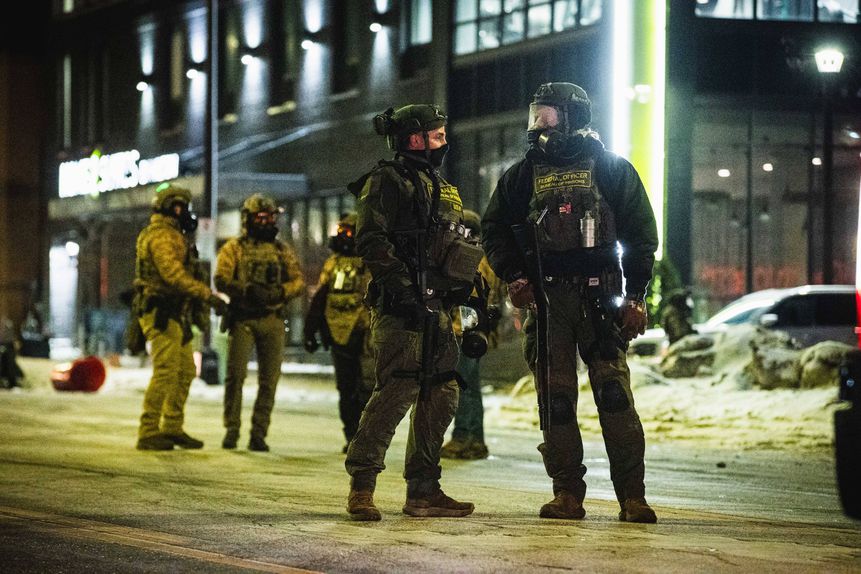 Elementos do Ice em ação na cidade americana de Minneapolis      Fotografia Imago