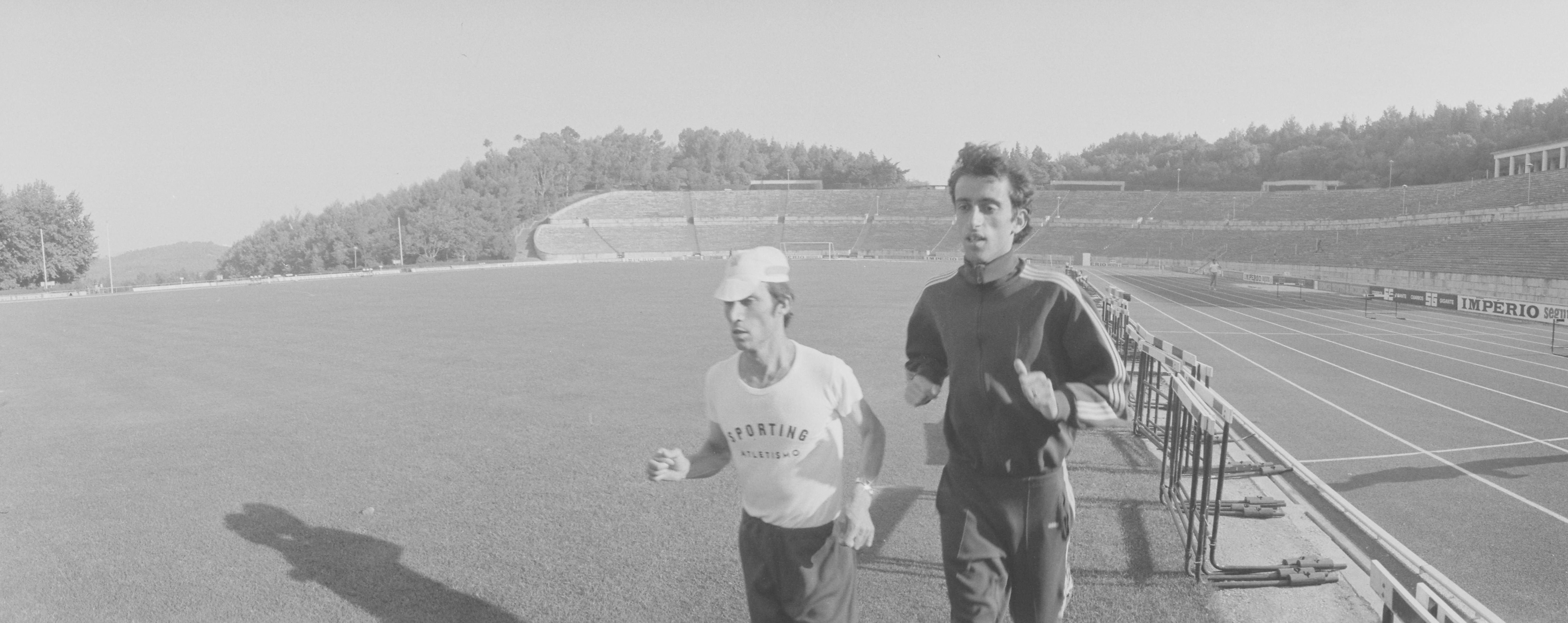 Armando Aldegalega e Fernando Mamede, atletas do Sporting, seleccionados para os Jogos Olímpicos de Munique 1972, durante um treino no Estádio Nacional, em Lisboa. Foto datada de Agosto de 1972 - Foto: ASF/PRESS PHOTO AGENCY