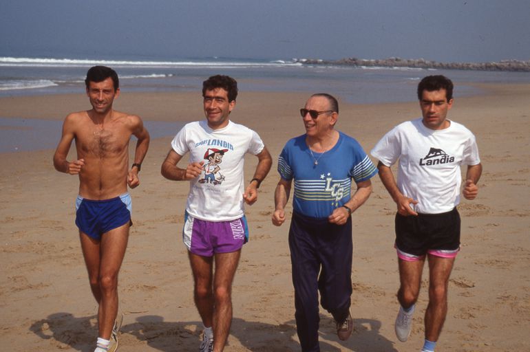 Moniz Pereira, treinador do Sporting, corre ao lado de Fernando Mamede, Domingos Castro e Dionisio Castro, durante um treino na praia da Costa de Caparica. Original não publicado na revista Bola Magazine n.º 39, de agosto de 1990: Foto: ASF