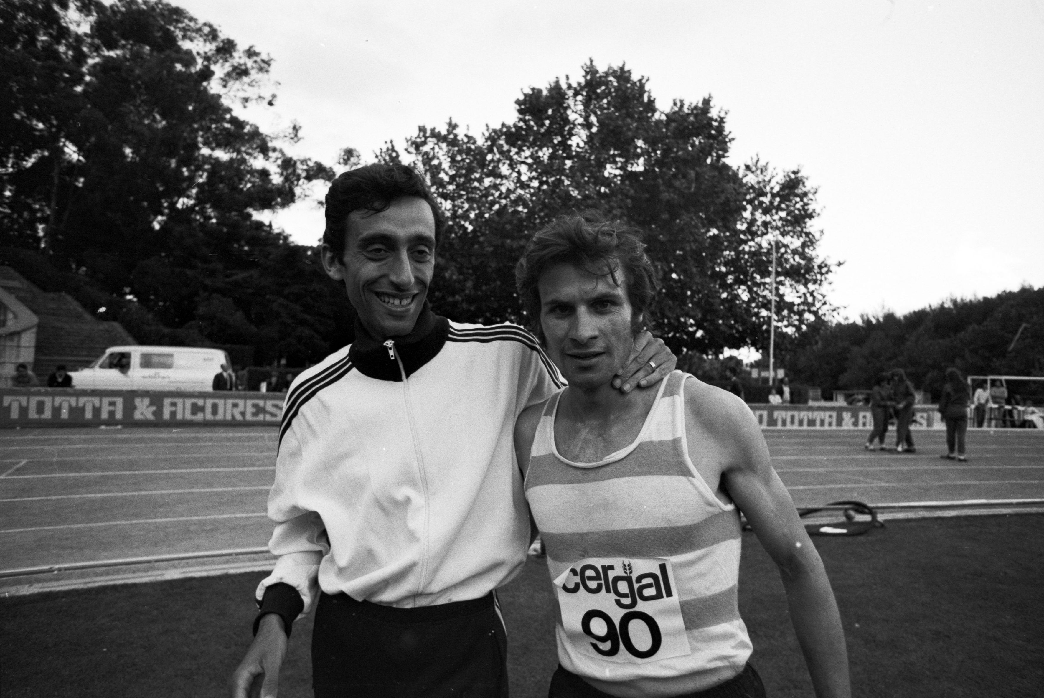Carlos Lopes e Fernando Mamede (Sporting), no Campeonato Regional de Atletismo, disputado no Estádio Nacional, em Lisboa. Lopes bateu o recorde nacional da légua (13.34,2). Foto datada de Junho de 1974 - Foto: ASF/PRESS PHOTO AGENCY
