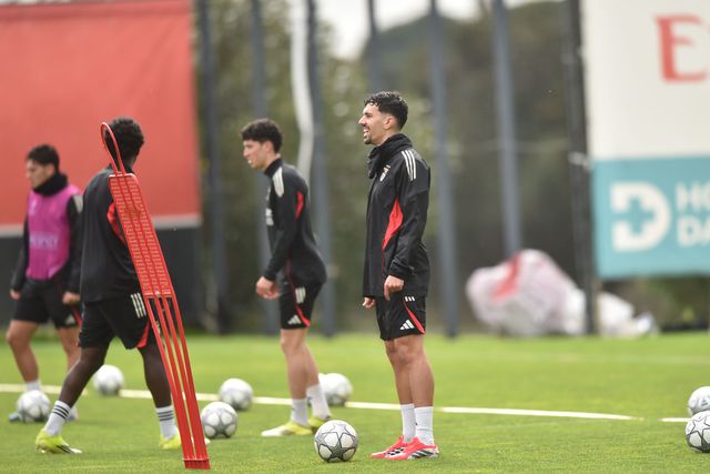 Tomás Araújo sorridente no treino matinal do Benfica no Seixal — Foto: Miguel Nunes