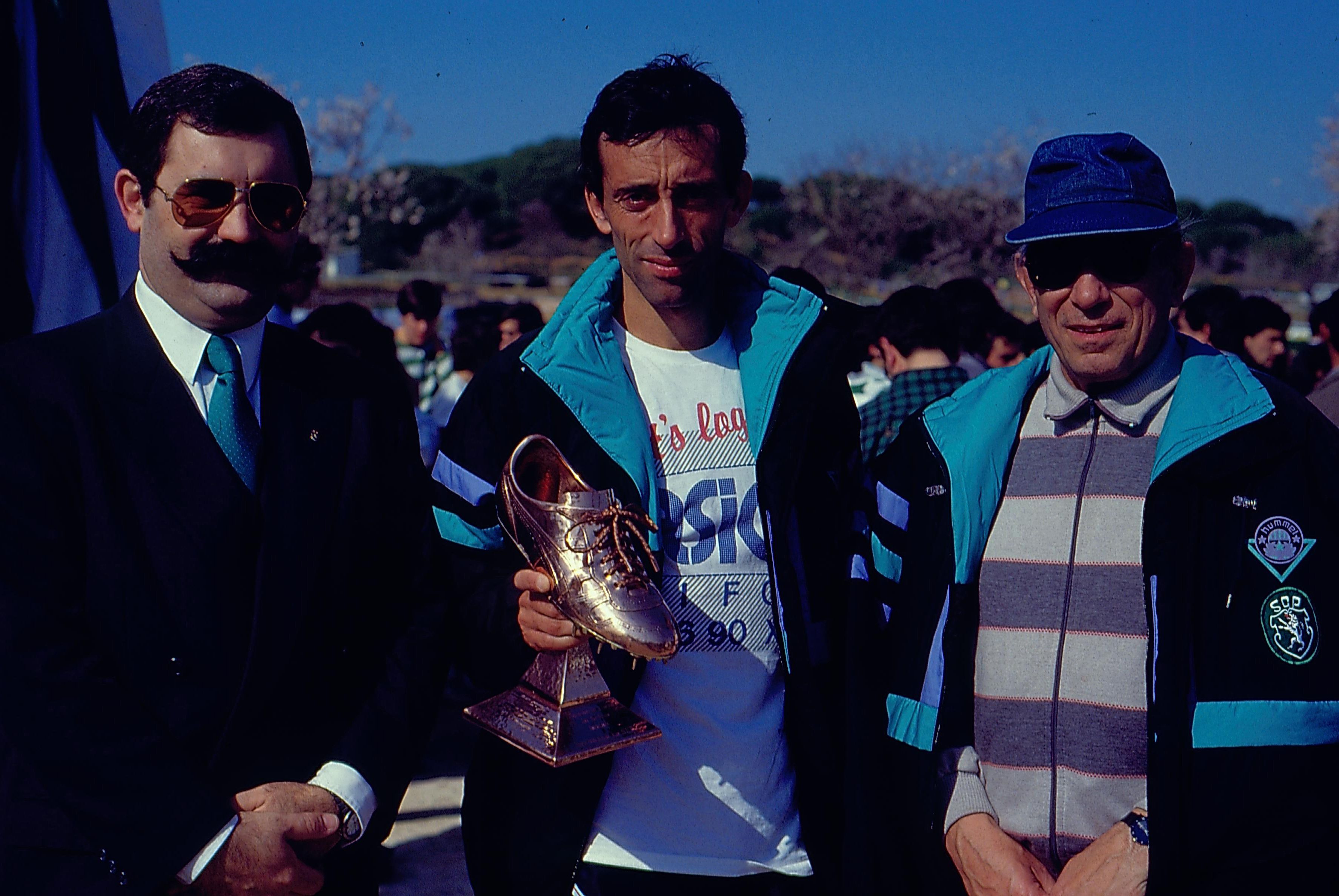 Fernando Mamede (centro) recebe prémio de Jorge Gonçalves (presidente) e Moniz Pereira, treinador do Sporting no final da Taçaa dos Campeões Europeus de Corta Mato, realizado nas Açoteias, no Algarve, a 5 de fevereiro de 1989 - Foto: ASF/NUNO FERRARI
