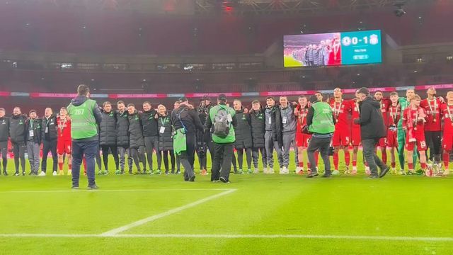 Arrepiante! O «You'll Never Walk Alone» cantado por jogadores, Klopp e adeptos