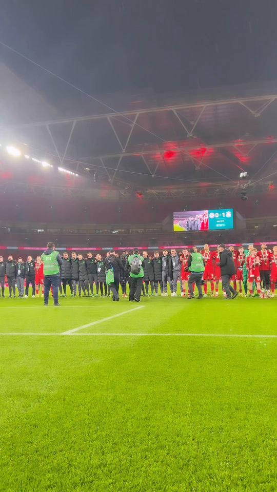 Arrepiante! O «You'll Never Walk Alone» cantado por jogadores, Klopp e adeptos