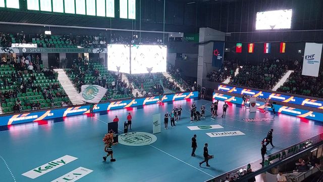 A entrada das equipas para o Sporting-Fuchse Berlim