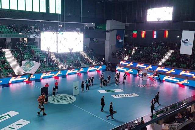 A entrada das equipas para o Sporting-Fuchse Berlim