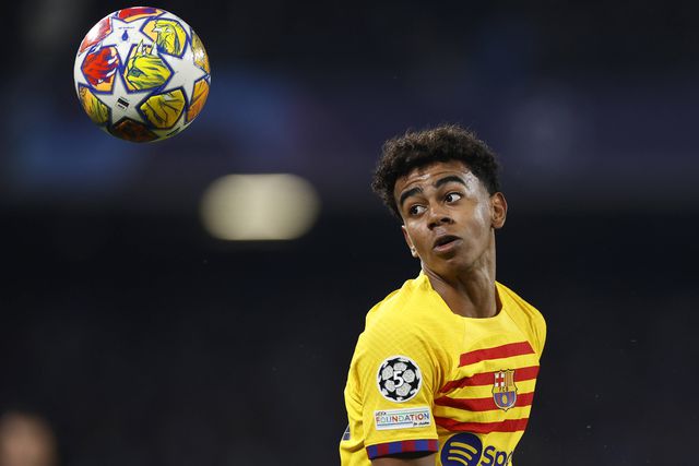 VÍDEO: Yamal testa a técnica com uma bola caída de um 4.º andar