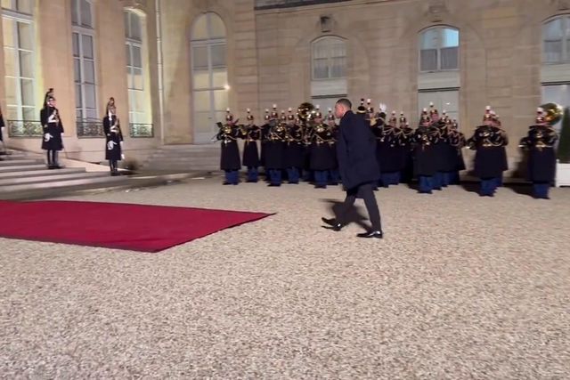 A chegada de Mbappé ao jantar com Emmanuel Macron e emir do Catar