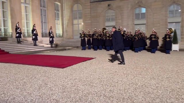 A chegada de Mbappé ao jantar com Emmanuel Macron e emir do Catar