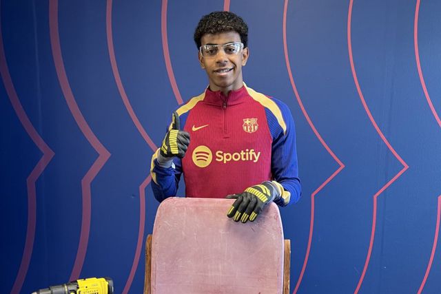 VÍDEO: Jogadores do Barcelona constroem assentos do Camp Nou