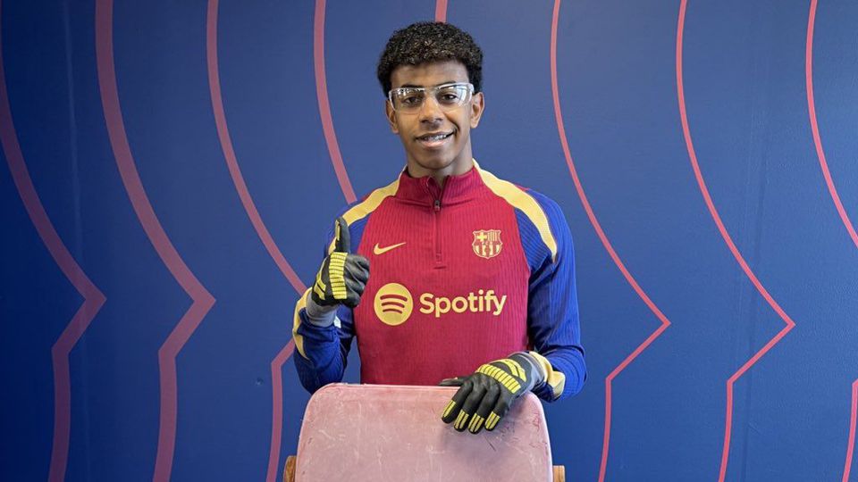 VÍDEO: Jogadores do Barcelona constroem assentos do Camp Nou