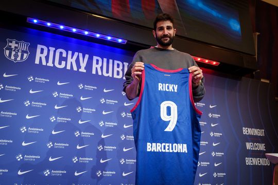 Ricky Rubio assina contrato com o Barcelona