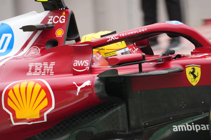 Lewis Hamilton ao volante de um Fórmula 1