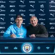Claudio Echeverri assina contrato com o Man. City, ao lado de Txiki Begiristain