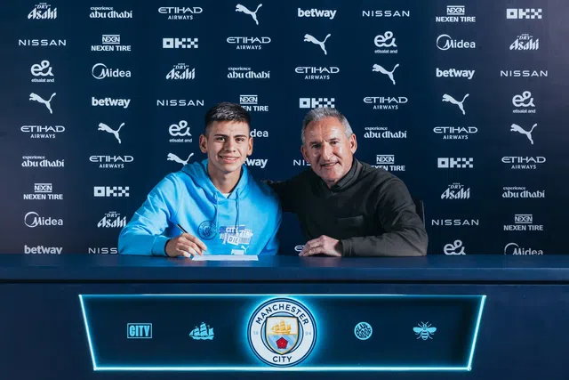 Claudio Echeverri assina contrato com o Man. City, ao lado de Txiki Begiristain