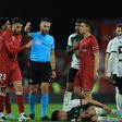 Josué afastado pelo árbitro Cláudio Pereira no jogo com o Sporting