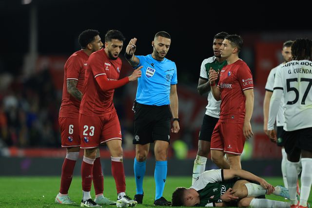 Josué afastado pelo árbitro Cláudio Pereira no jogo com o Sporting