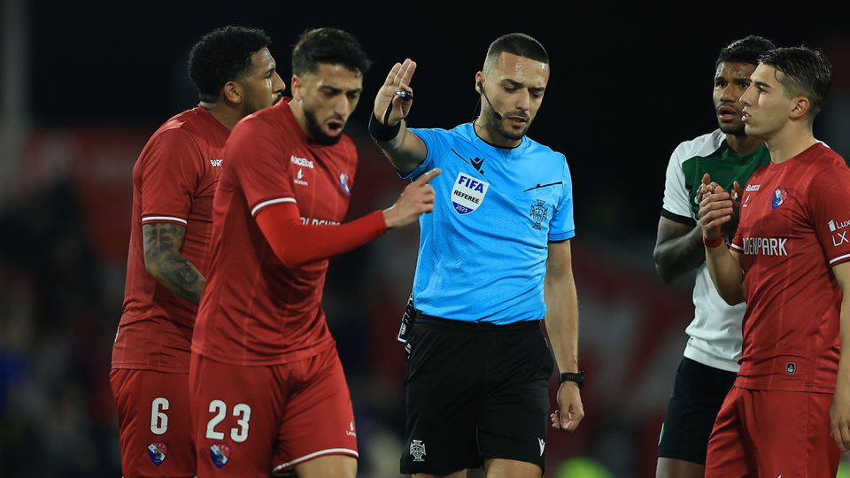 Josué afastado pelo árbitro Cláudio Pereira no jogo com o Sporting