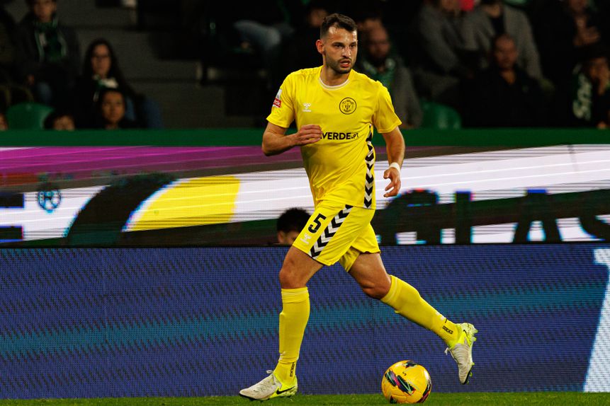 José Gomes, do Nacional, controla a bola no jogo frente ao Sporting
