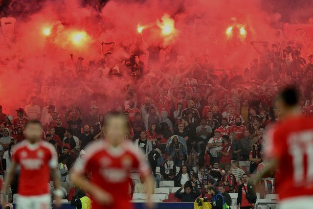 Deflagração de engenhos pirotécnicos continua a custar caro ao Benfica