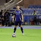 Cristiano Ronaldo, capitão do Al Nassr, clube que esta sexta-feira, 28 de fevereiro, joga para a Liga da Arábia Saudita, prepara-se para executar um livre direto