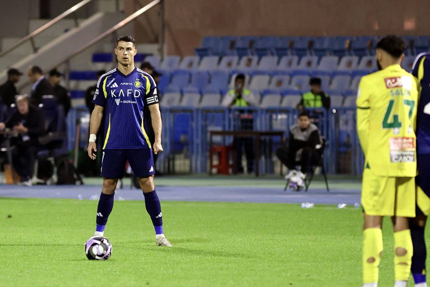 Cristiano Ronaldo, capitão do Al Nassr, clube que esta sexta-feira, 28 de fevereiro, joga para a Liga da Arábia Saudita, prepara-se para executar um livre direto