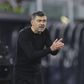 Sérgio Conceição, treinador do Milan, dá indicações num jogo