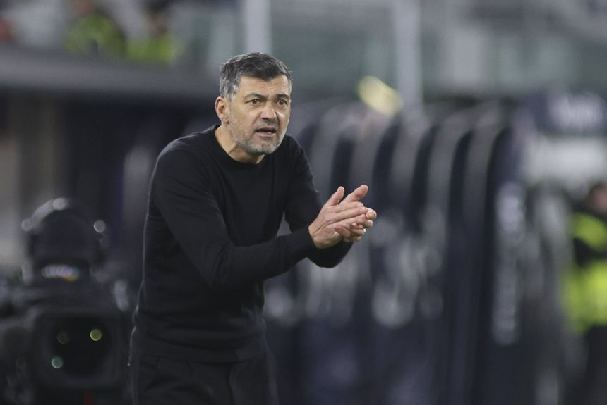 Sérgio Conceição, treinador do Milan, dá indicações num jogo