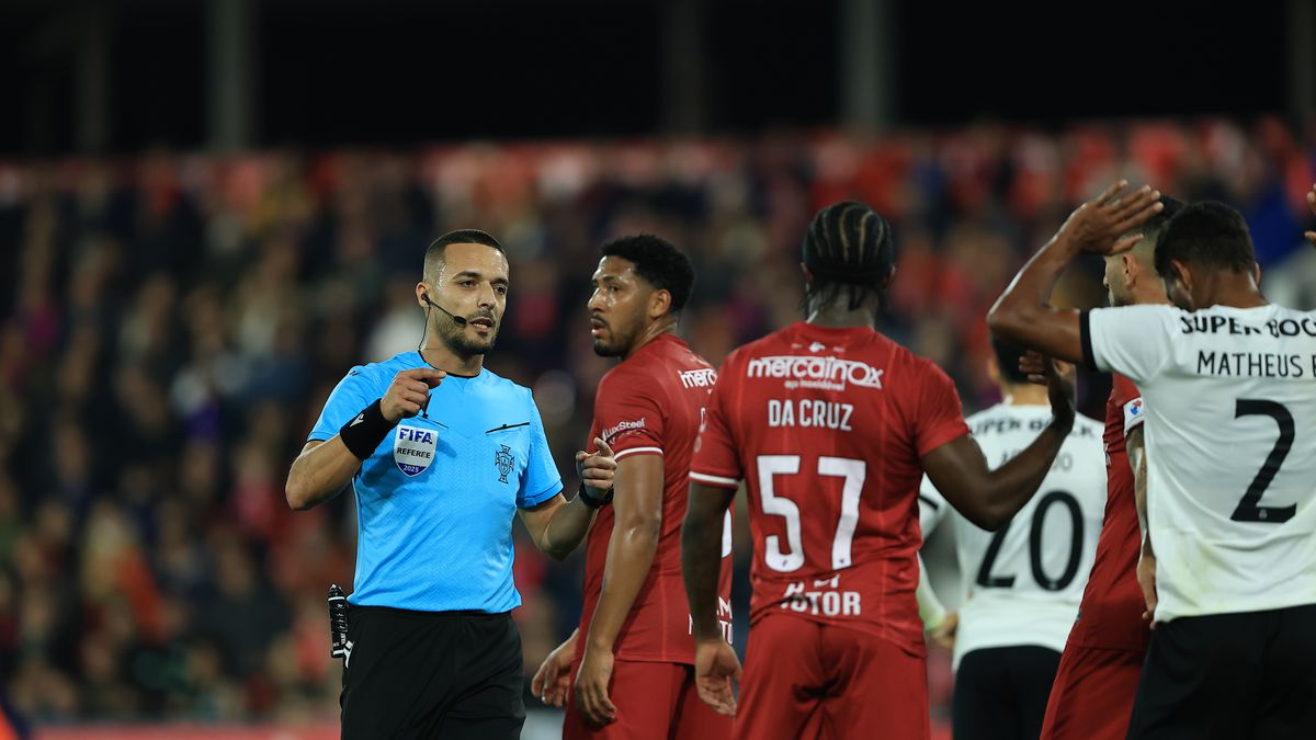 A análise de Duarte Gomes à arbitragem: um penálti por assinalar | A Bola
