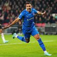 Pavlidis, com a camisola do AZ Alkmaar, a festejar golo em casa do PSV
